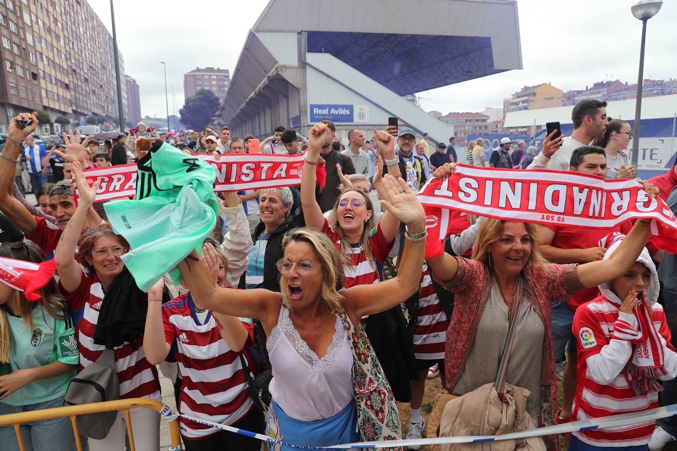 Cientos de personas empujan al Avilés hacia el ascenso