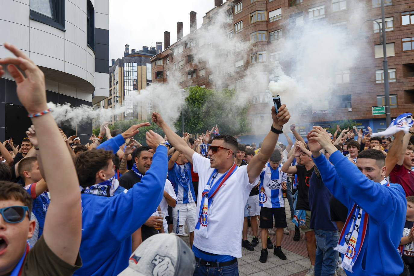 Cientos de personas empujan al Avilés hacia el ascenso