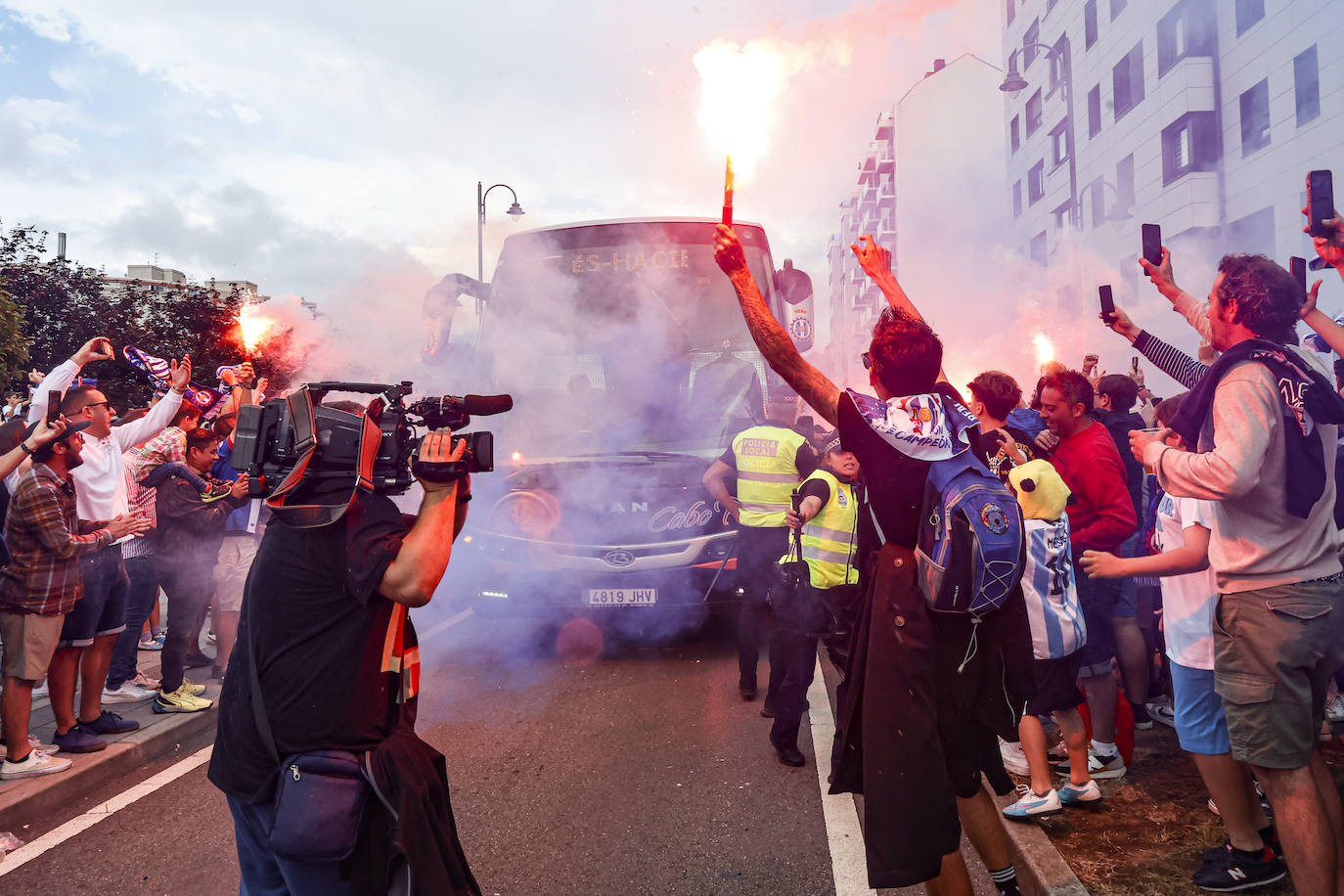 Cientos de personas empujan al Avilés hacia el ascenso