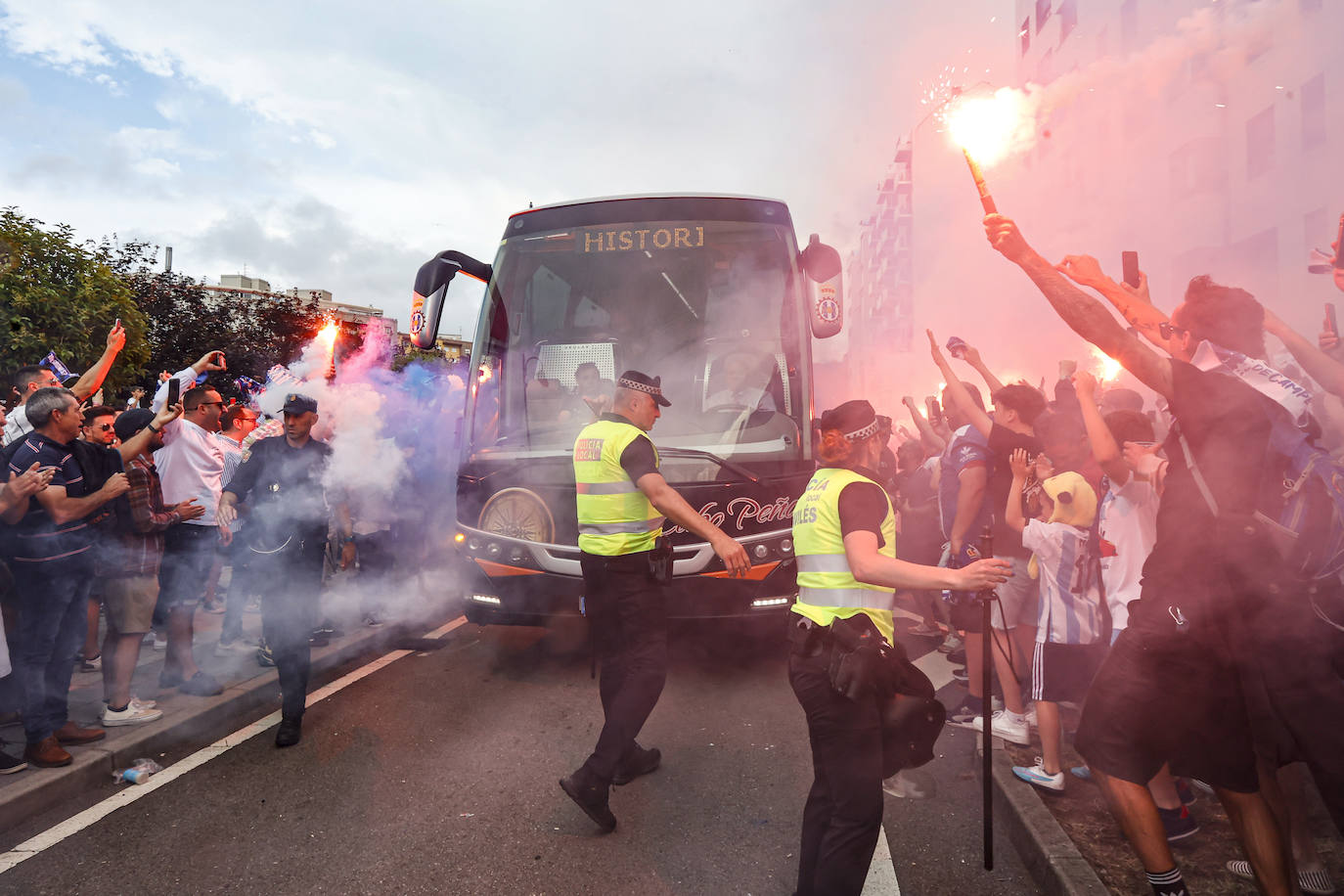 Cientos de personas empujan al Avilés hacia el ascenso