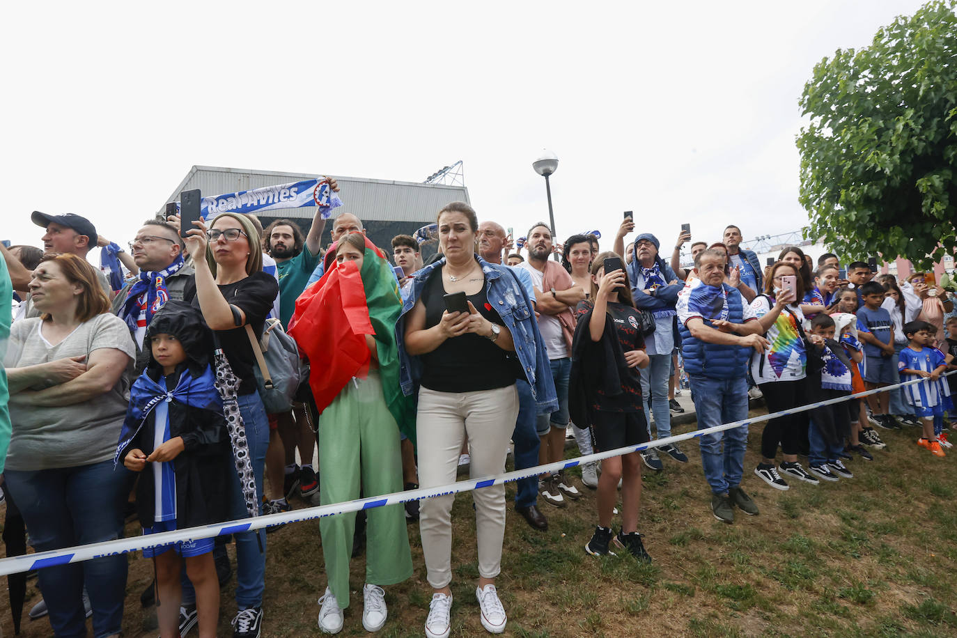 Cientos de personas empujan al Avilés hacia el ascenso