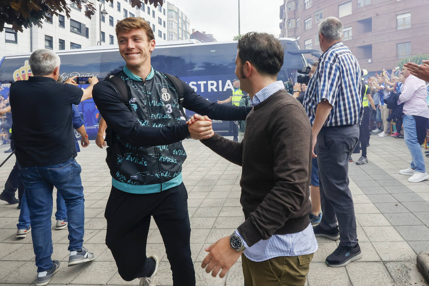 Cientos de personas empujan al Avilés hacia el ascenso