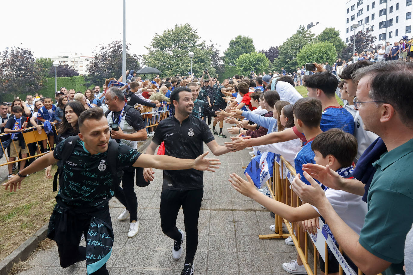 Cientos de personas empujan al Avilés hacia el ascenso