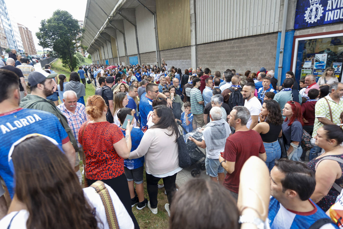 Cientos de personas empujan al Avilés hacia el ascenso