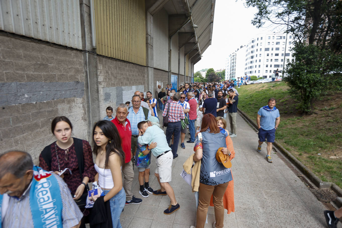 Cientos de personas empujan al Avilés hacia el ascenso