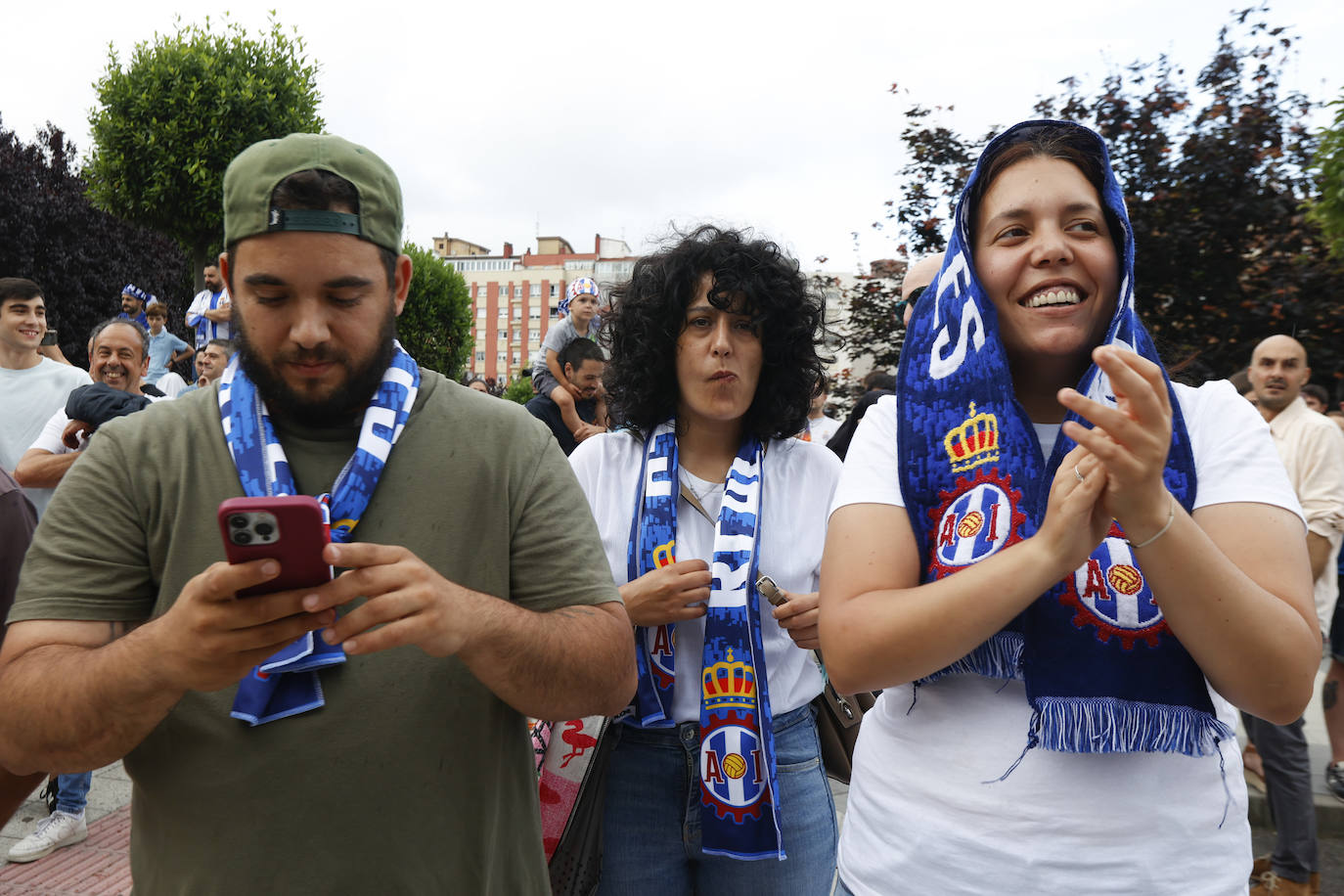 Cientos de personas empujan al Avilés hacia el ascenso