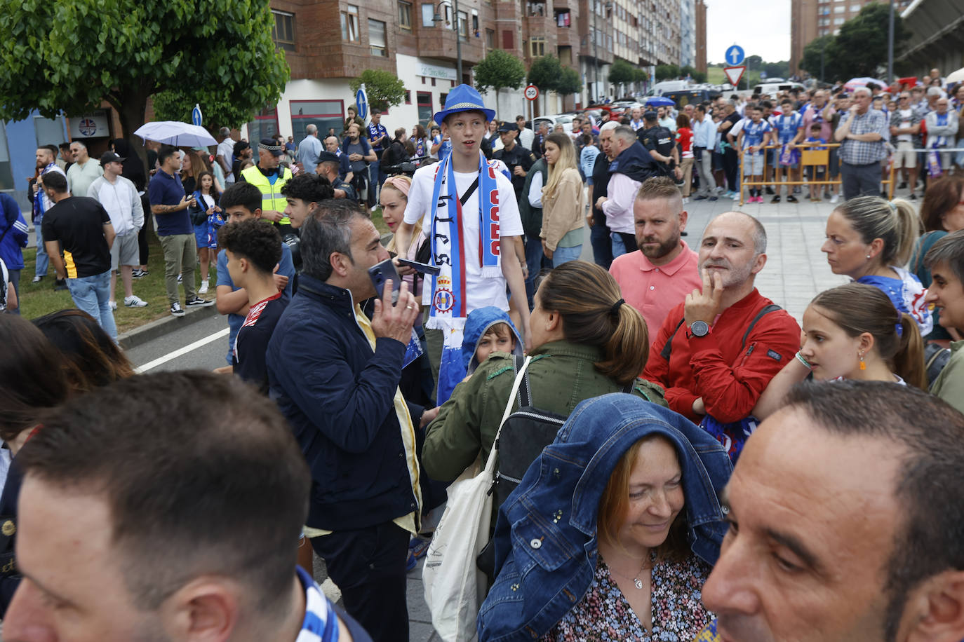 Cientos de personas empujan al Avilés hacia el ascenso