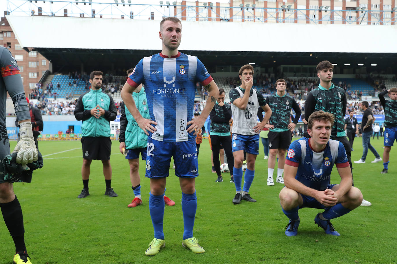 Fotos: las lágrimas de los jugadores del Avilés y el agradecimiento a la afición