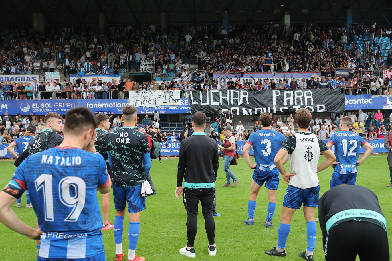 Fotos: las lágrimas de los jugadores del Avilés y el agradecimiento a la afición