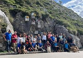 Familiares de las personas fallecidas en el siniestro y miembros de la Unidad Canina de Rescate del Principado de Asturias.