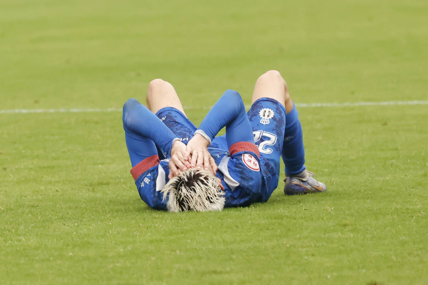 Fotos: las lágrimas de los jugadores del Avilés y el agradecimiento a la afición