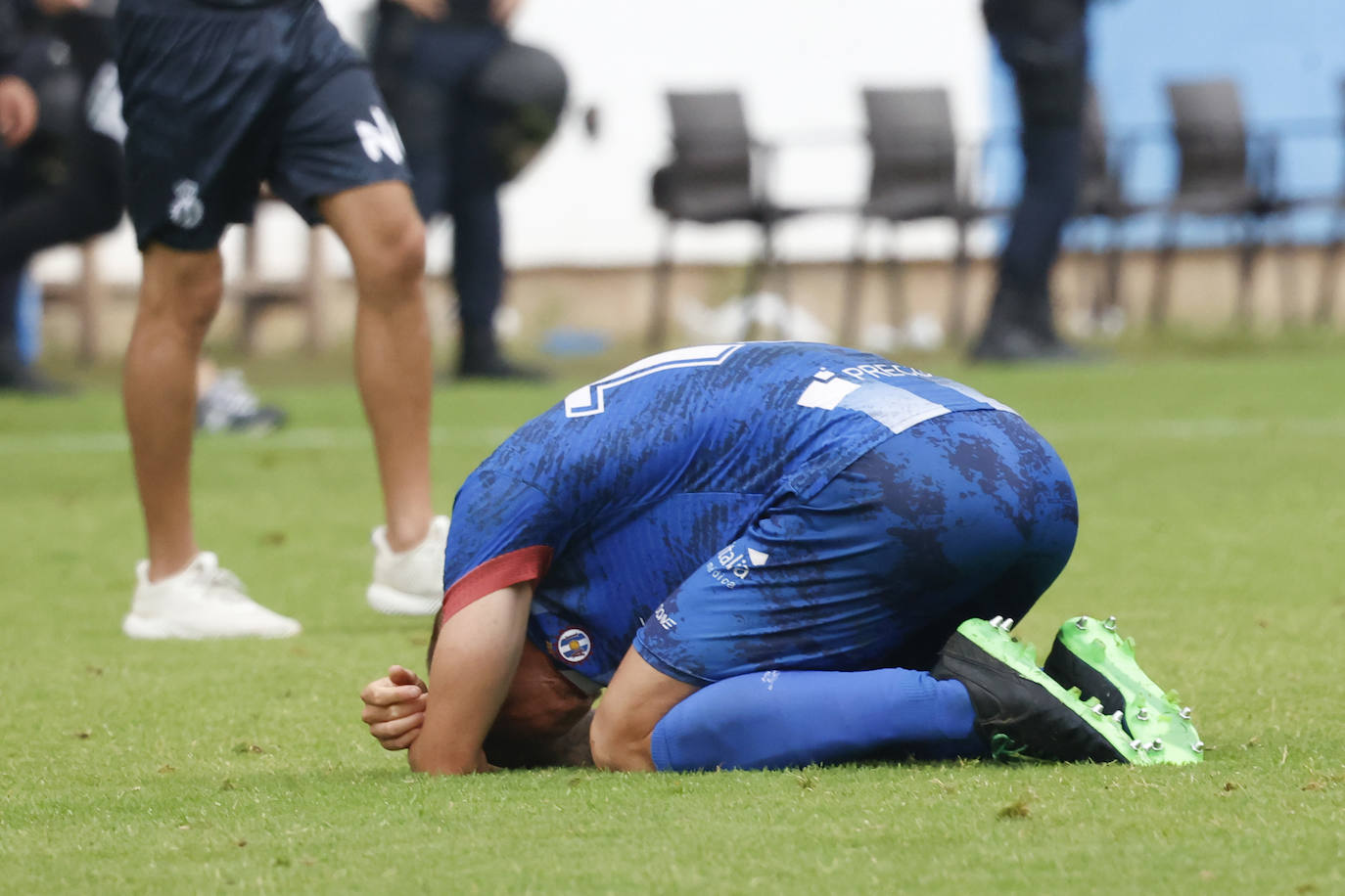 Fotos: las lágrimas de los jugadores del Avilés y el agradecimiento a la afición