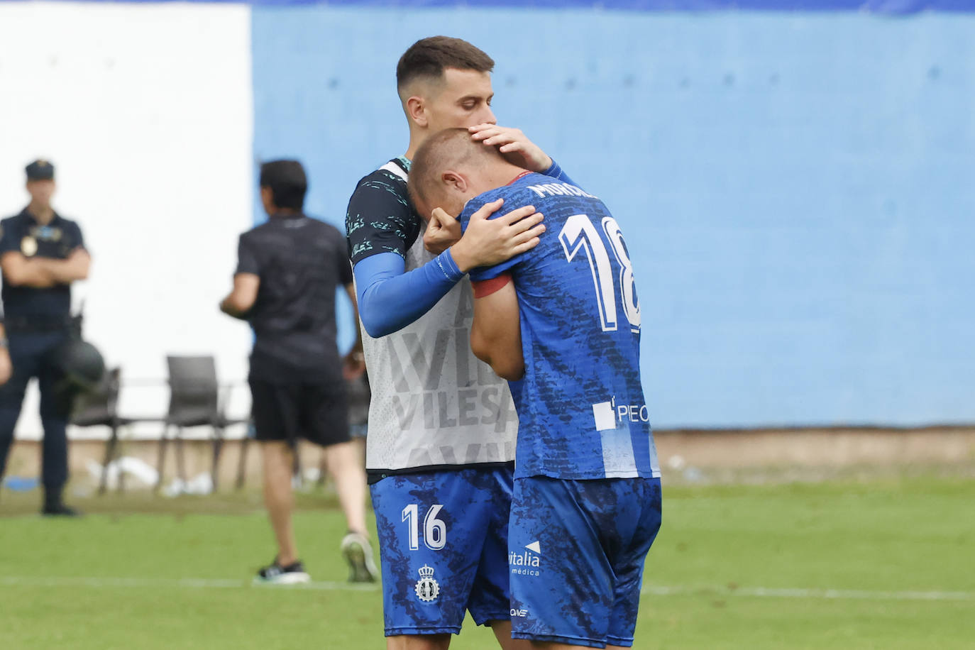 Fotos: las lágrimas de los jugadores del Avilés y el agradecimiento a la afición