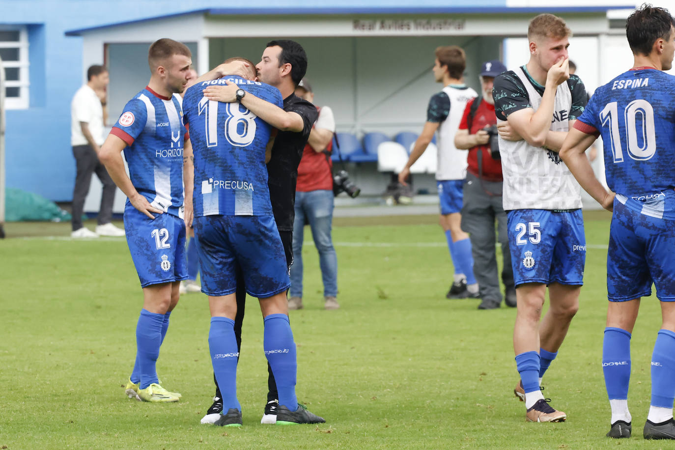 Fotos: las lágrimas de los jugadores del Avilés y el agradecimiento a la afición