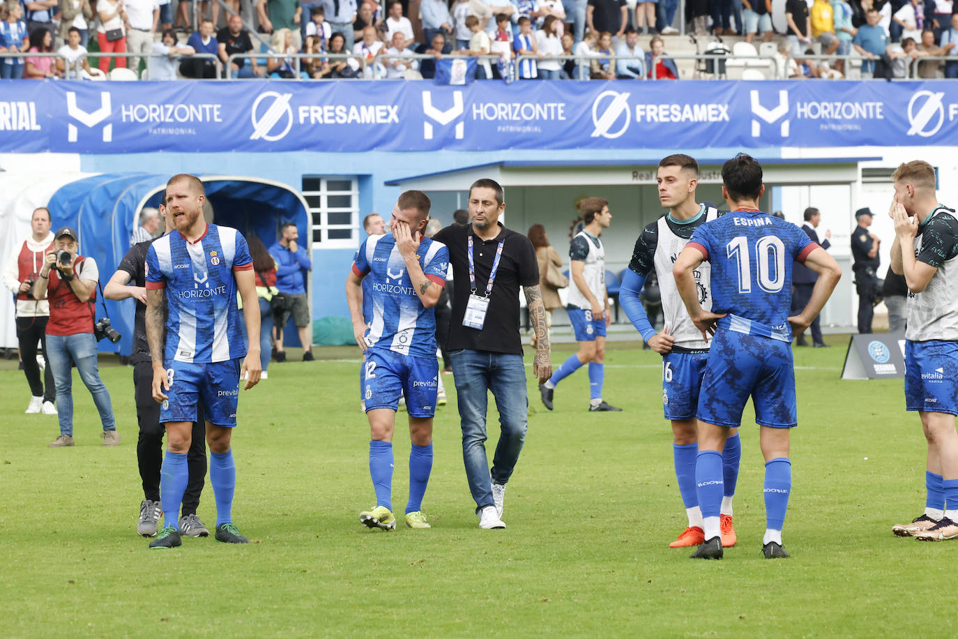 Fotos: las lágrimas de los jugadores del Avilés y el agradecimiento a la afición