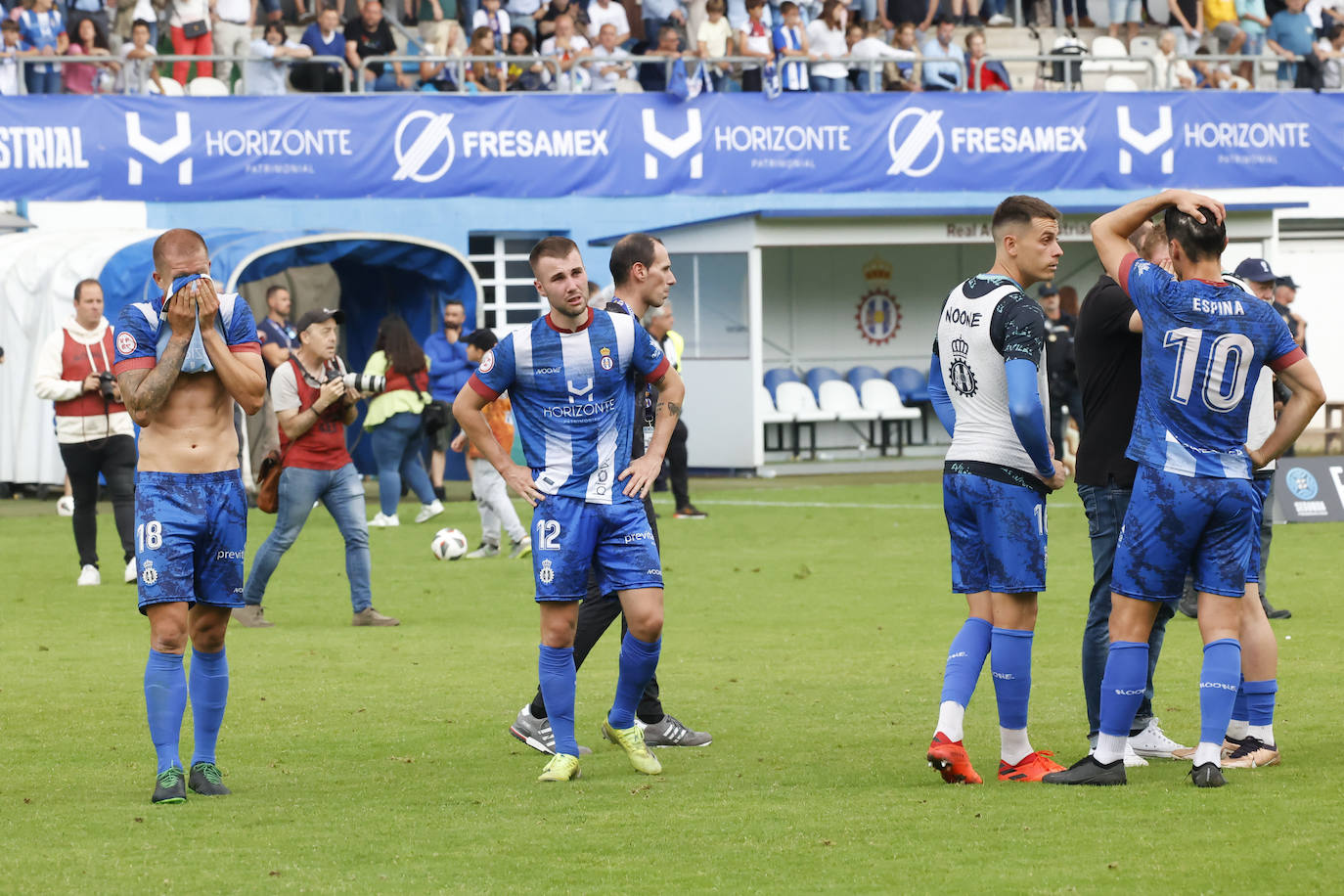 Fotos: las lágrimas de los jugadores del Avilés y el agradecimiento a la afición