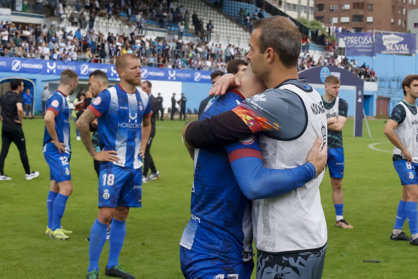 Fotos: las lágrimas de los jugadores del Avilés y el agradecimiento a la afición