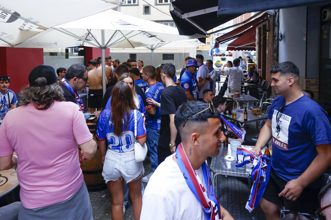 Avilés se tiñe de blanquiazul