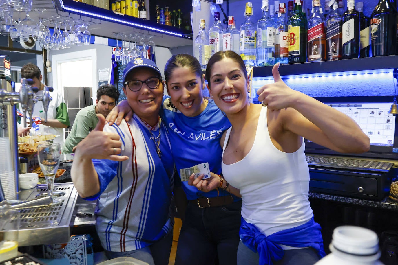 Avilés se tiñe de blanquiazul