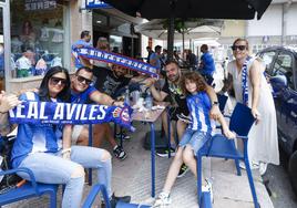 Los aficionados del Avilés llenan las terrazas de la ciudad.