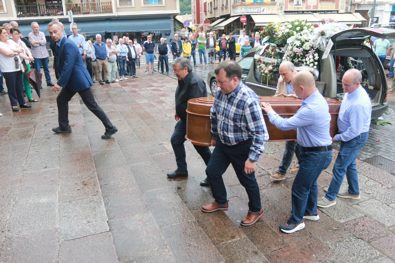 Emotivo adiós al hostelero Vicente Cosío