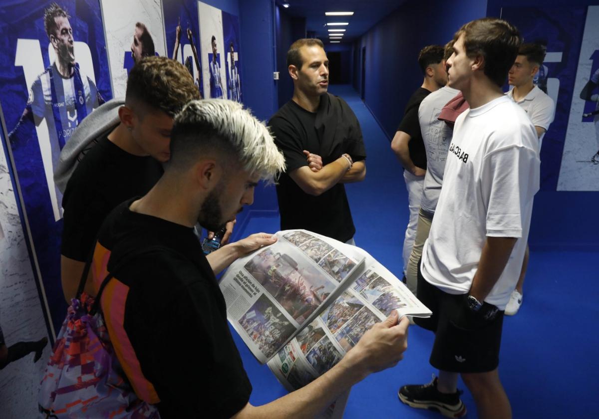 Isi Ros, en primer término, junto a Alorda, Davo y Pablo Ortiz ojean el periódico de ayer de LA VOZ en el túnel de vestuarios.