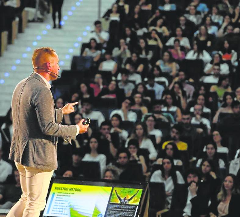 Alberto García se dirige a los licenciados.