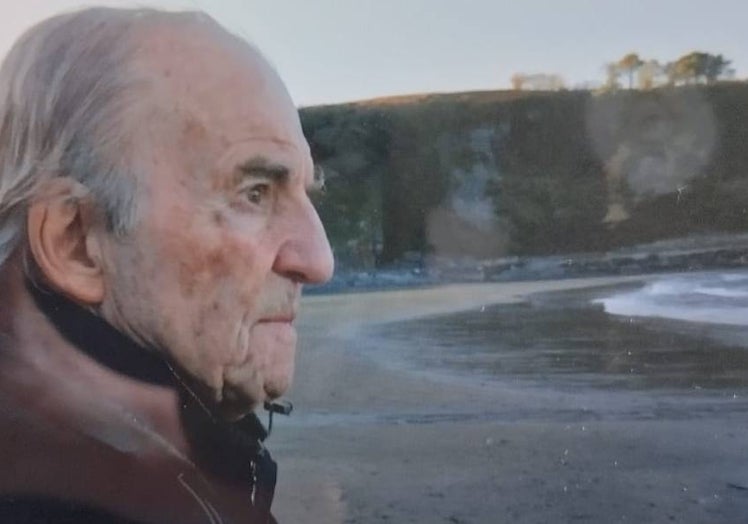 José María García, en la playa, en las últimas imágenes del documental.