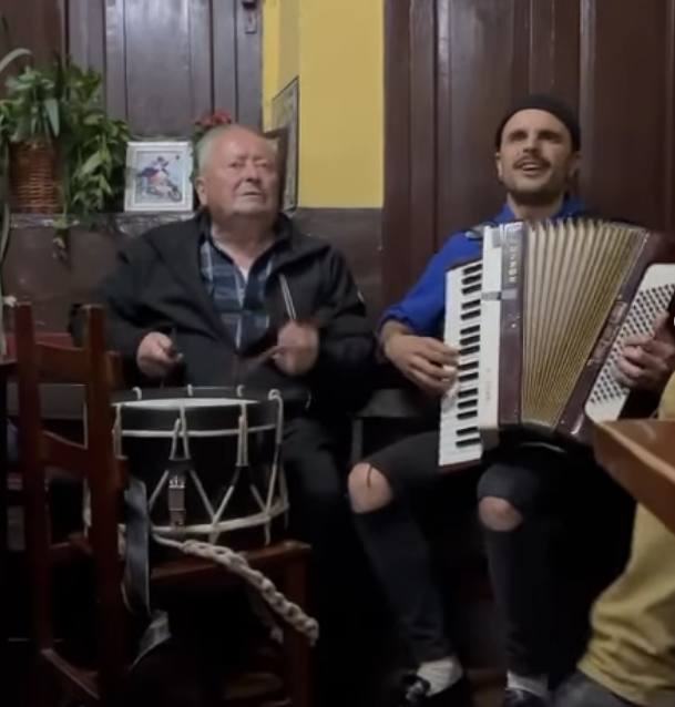 Roberto Vena, tocando junto a Rodrigo Cuevas.