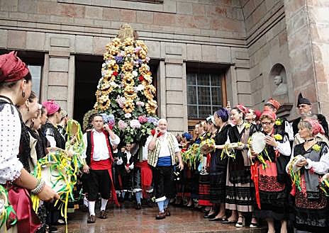 Imagen secundaria 1 - San Antonio desata la euforia en Cangas de Onís