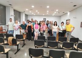 Yasmina Triguero junto a participantes y organizadores.