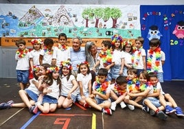 Pipo Prendes y la tutora del curso, María Jesús Martínez, junto con los 20 niños que se graduaban este miércoles.