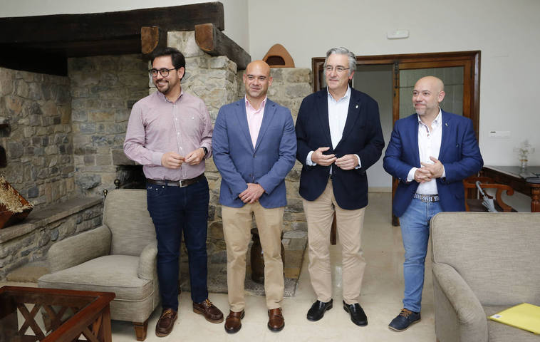 Los foristas Jaime Fernández-Paíno y Jesús Martínez Salvador, y los populares Pablo González y Rodrigo Pintueles, antes de la reunión de ayer en el Parador Molino Viejo.