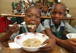 Los niños de una escuela de Haití disfrutan de la comida enviada por Mary's Meal.