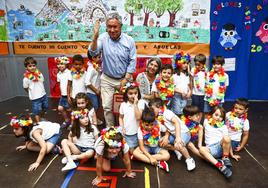 Pipo Prendes y la tutora de los pequeños graduados del colegio Dolores Medio.