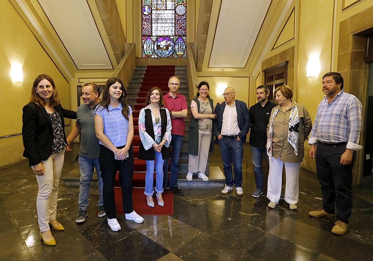 El actual equipo de gobierno ayer en las escaleras del Ayuntamiento. De los diez concejales socialistas, tres no repetirán en el nuevo mandato. Son: Nuria Delmiro (primera por la izquierda), Jorge Luis Suárez (cuarto por la derecha) y Raúl Marquínez (primero por la derecha).