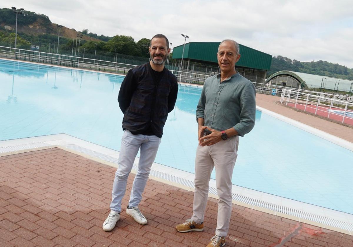 Ángel García y Jesús Abad en la piscina de Pola de Siero.