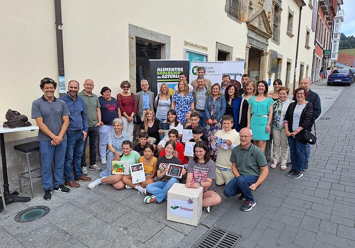 Varios de los estudiantes galardonados junto a los promotores del certamen de huertos, en Tineo.