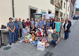 Varios de los estudiantes galardonados junto a los promotores del certamen de huertos, en Tineo.