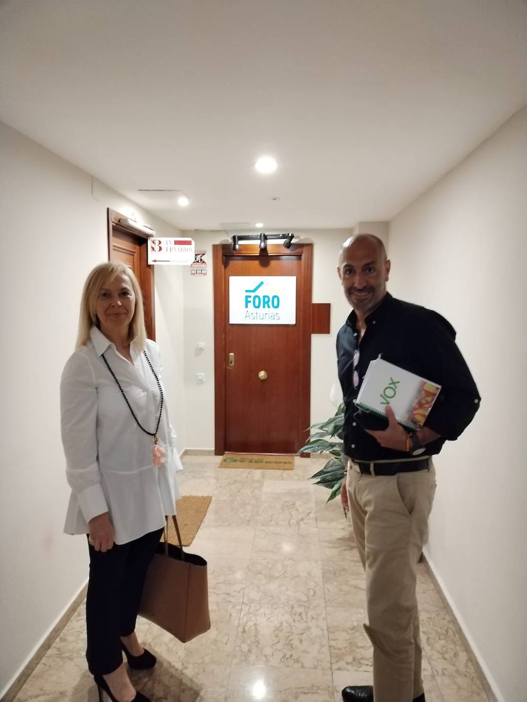 Los concejales electos de Vox, Sara Álvarez Rouco y Oliver Suárez, ayer, antes de la reunión con Foro.