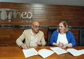 Luis López y Montserrat Fernández firman su acuerdo para el gobierno de Tineo.