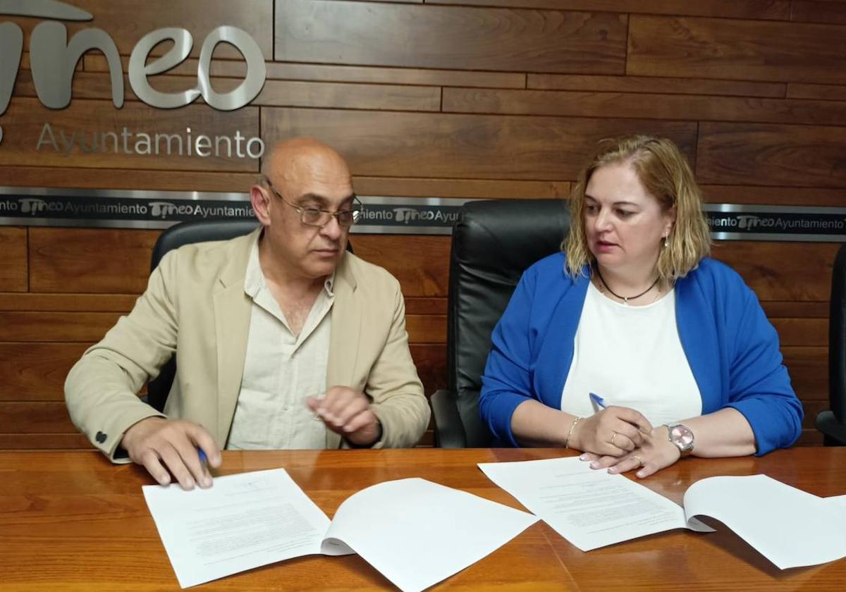 Luis López y Montserrat Fernández firman su acuerdo para el gobierno de Tineo.