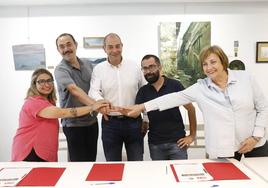 Sara Retuerto (Podemos), Juan José Fernández (IU), Luis Fernández Huerga (PSOE), David García (Podemos) y Mariví Monteserín (PSOE), firmaron el acuerdo de gobierno en coalición esta mañana.