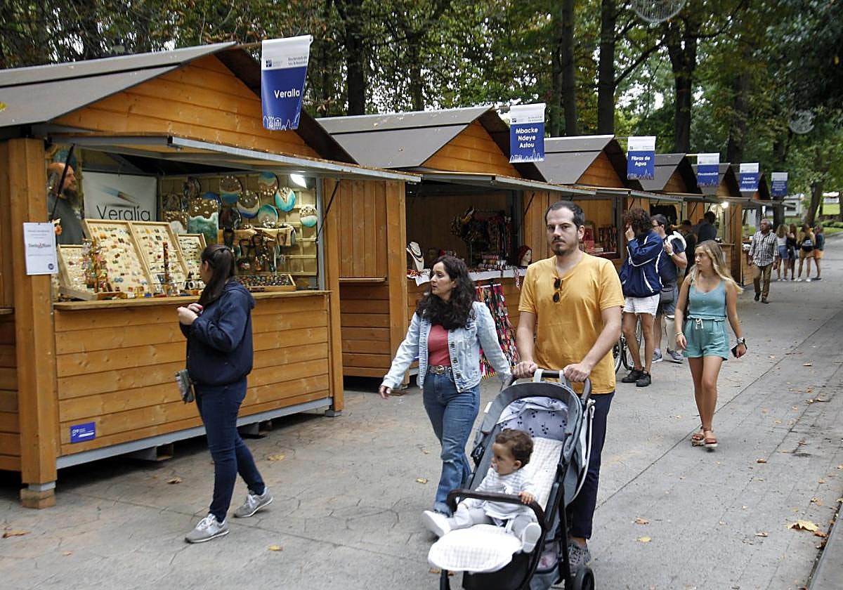 Unas casetas de artesanía instaladas en el Campo.