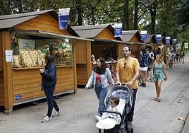 Unas casetas de artesanía instaladas en el Campo.