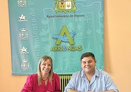 Cecilia García Llamedo y Víctor Rodríguez Caldevilla, ayer, durante la firma del acuerdo en el Ayuntamiento.