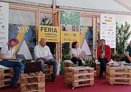 Elsa Enríquez, Marcos Da Rocha, Asunción Cámara, Alejandro Calvo y Gregorio Rabanal, en una de las actividades de la feria forestal.
