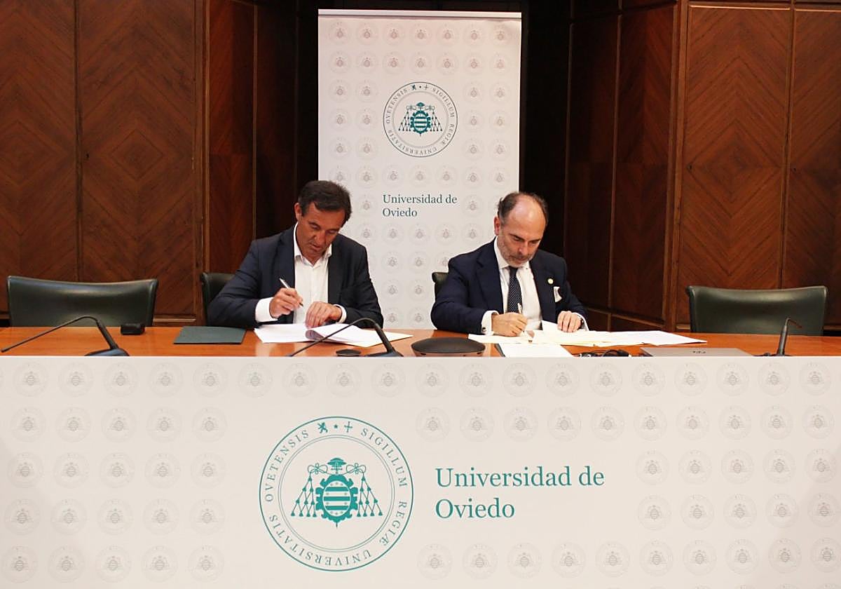 Javier Cuesta e Ignacio Villaverde en la firma del convenio.