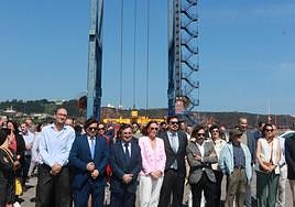 José Manuel del Arco, Laureano Lourido y María García, con invitados y persona de APM Terminals en Gijón, ante la nueva grúa.