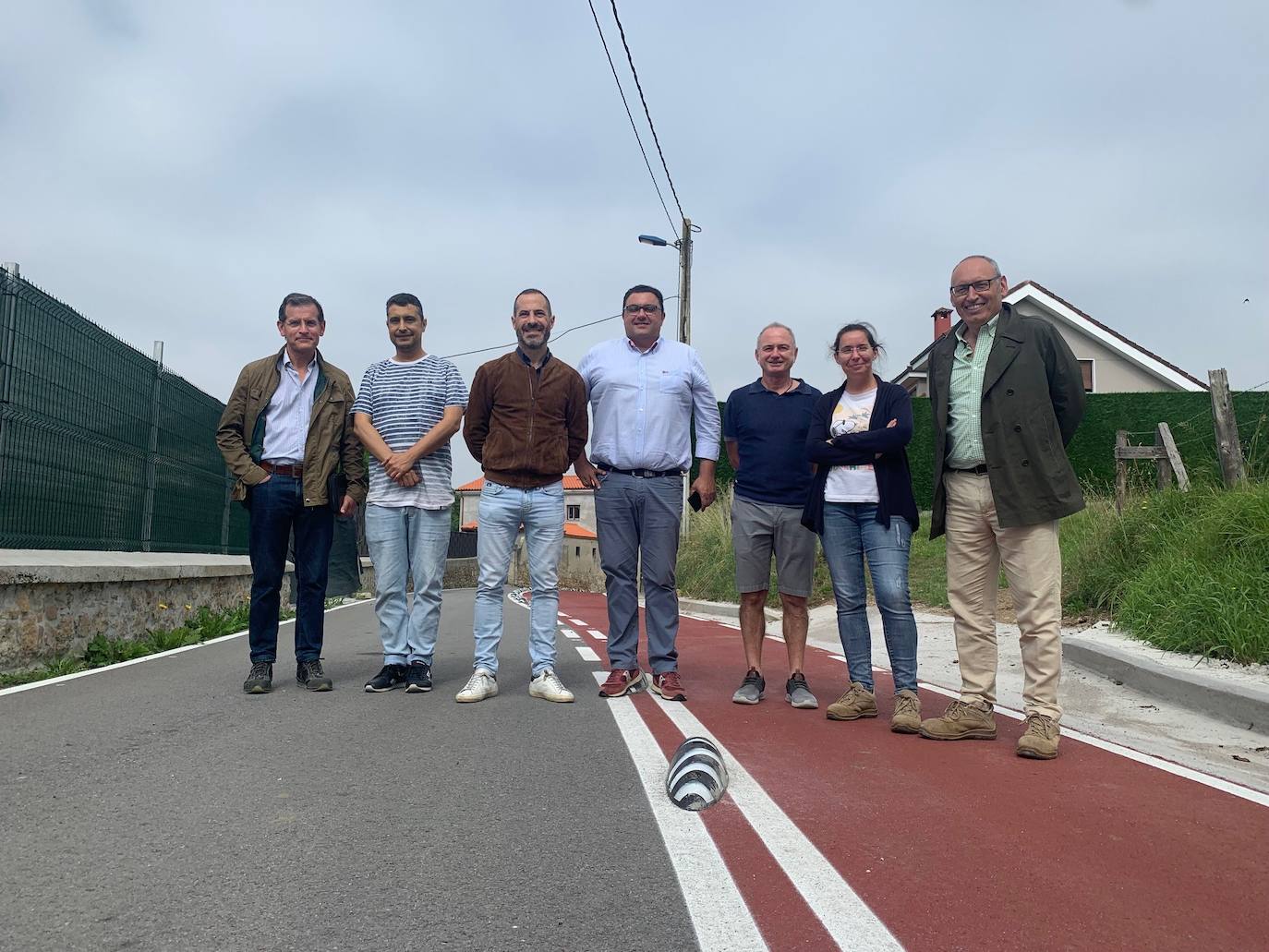 El alcalde, el concejal en funciones, miembros de la empresa adjudicataria y vecinos.